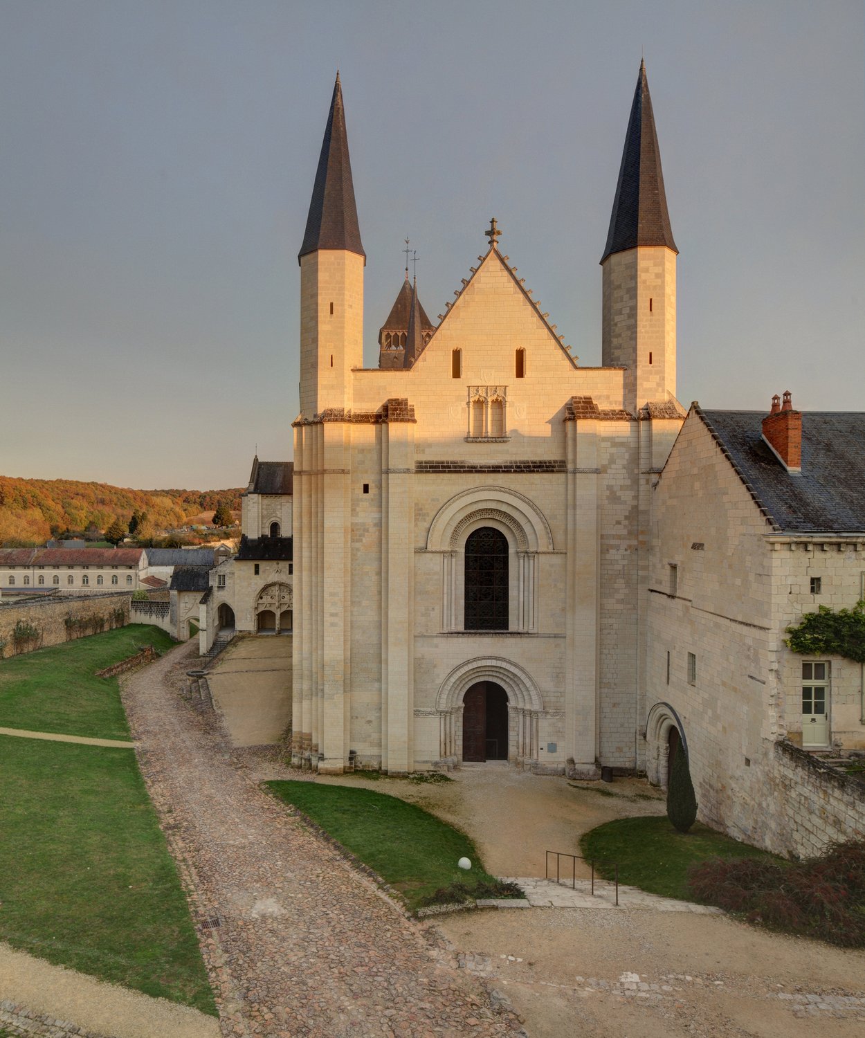 Abbaye de Fontevreau vue du btiment d'accueil